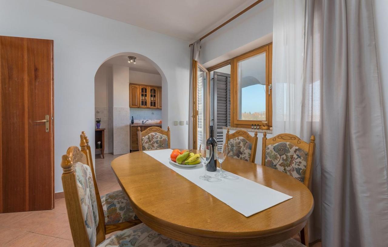 Apartmani Katalin Musalez Rum bild